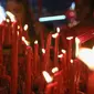 Warga keturunan Tionghoa membakar dupa pada malam perayaan Tahun Baru Imlek 2571 di Vihara Boen Tek Bio, Pasar Lama, Tangerang, Jumat (24/1/2020). Memasuki Tahun Baru Imlek 2571 digunakan warga untuk memanjatkan doa yang baik. (Liputan6.com/Fery Pradolo)