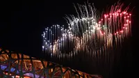 Pemandangan umum kembang api berbentuk Cincin Olimpiade menerangi langit di atas Stadion Nasional, yang dikenal sebagai Stadion Bird's Nest, selama upacara pembukaan Olimpiade Musim Dingin Beijing 2022 di Beijing, pada 4 Februari 2022. (AFP/Jeff Pachoud)