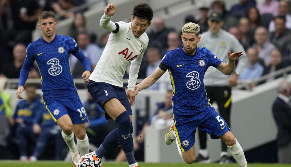 Tottenham langsung mengambil inisiatif menyerang di awal laga. Pada menit ke-4 tembakan Son Heung-min masih belum menemui sasaran. (AP/Matt Dunham)