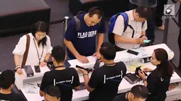 Pramuniaga melayani pembeli pada penjulaan perdana Samsung Galaxy Note 8 di kawasan Kuningan, Jakarta, Jumat (29/9). Pada paket pembelian perdana, pelanggan akan mendapat leather case Tumi, voucher aksesoris dan Baskin Robbins. (Liputan6.com/Angga Yuniar)
