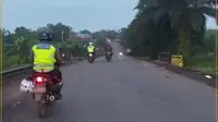 Personel Sat Lantas Polres Batanghari saat patroli memantau arus lalu lintas di jalan nasional Batanghari-Sarolangu, Jambi, Kamis (2/3/2023). Kemacetan parah selama 24 jam itu berhasil diurai dan kini arus lalu lintas kembali lancar. (Liputan6.com/Polres Batanghari)