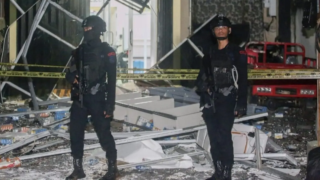 Polisi berada di lokasi gedung Nucleus Farma di Jalan Raya Jombang, Tangerang Selatan, yang semalam mengalami ledakan.