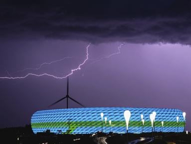 Petir menyambar di atas Stadion Allianz Arena, Munich, Jerman ketika berlangsung pertandingan Grup F Euro 2020 antara Jerman melawan Hungaria pada Rabu (23/06/2021). (AP/Florian Schroetter)