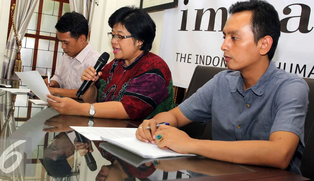 Direktur Eksekutif Imparsial, Poengky Indarti (tengah) saat konferensi pers terkait pencalonan Sutiyoso sebagai calon Kepala BIN, Jakarta, Kamis (11/6/2015). Imparsial menolak Sutiyoso karena memiliki catatan buruk terkait HAM. (Liputan6.com/Helmi Afandi)