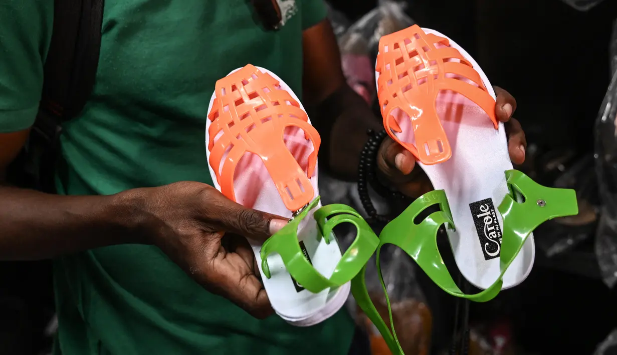 Harga alas kaki merupakan faktor utama dalam kesuksesan mereka: dijual dengan harga sekitar 1.000 CFA franc, atau 1,50 euro ($ 1,6 atau sekitar Rp 25 ribu). (Sia KAMBOU / AFP)