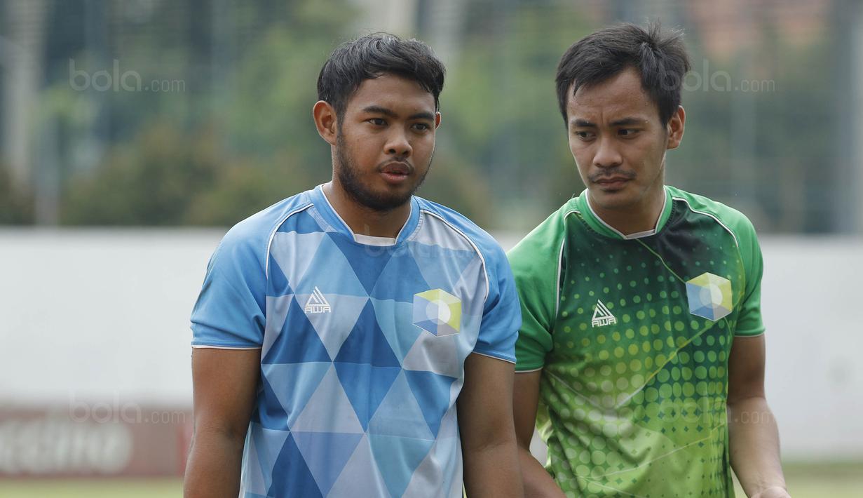 Pemain STIE Perbanas, Adixi Lenzivio dan Delton Stevano, saat melawan STIMED Nusa Palapa pada laga Torabika Cup 2017 di Stadion Cakrawala, Malang, Kamis (23/11/2017). STIE Perbanas kalah 1-2 dari STIMED Nusa Palapa. (Bola.com/M Iqbal Ichsan)