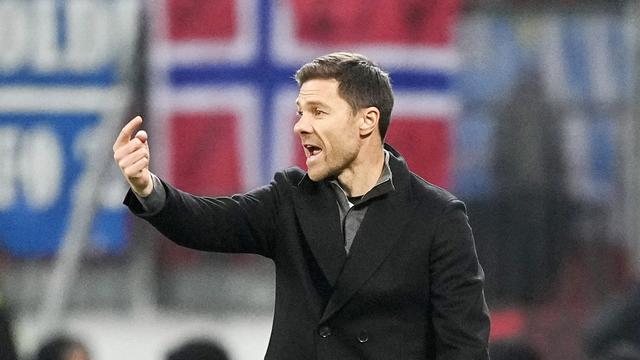 Foto: Melihat Lebih Dekat Cara Xabi Alonso Menginstruksikan Anak Asuhnya dari Pinggir Lapangan