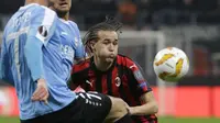 Bek AC Milan, Diego Laxalt, berebut bola dengan pemain F91 Dudelange, pada laga Liga Europa di Stadion San Siro, Kamis (29/11). AC Milan menang 5-2 atas F91 Dudelange. (AP/Luca Bruno)