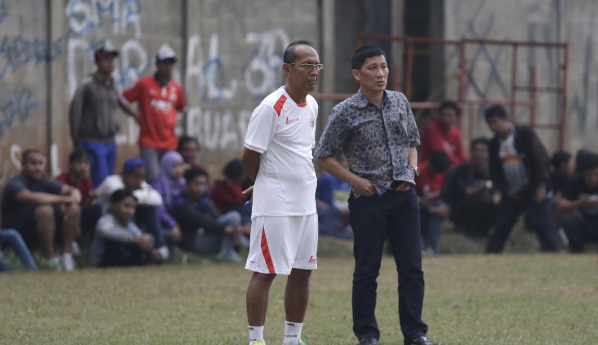 Pelatih baru Persija, Bambang Nurdiansyah berbincang-bincang dengan Presiden Ferry Paulus memantau latihan jelang Piala Jenderal Sudirman di Lapangan National Youth Training Center, Sawangan, Depok, Jumat (30/10/2015). (Bola.com/Vitalis Yogi Trisna)