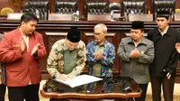 Wakil Ketua MPR Hidayat Nur Wahid ikut menandatangani pernyataan Deklarasi Pencanangan 3 April sebagai Hari NKRI dan Bulan April sebagai Bulan NKRI.
