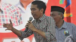 Setibanya di lokasi, sekitar pukul 10.30 WIB, Jokowi dengan mengenakan kemeja kotak-kotak bergegas naik ke panggung, Madiun, Jawa Timur, Sabtu (28/6/2014) (Liputan6.com/Herman Zakharia)