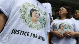 Pendukung Mirna mengenakan kaos bertuliskan 'Justice for Mirna' jelang sidang vonis di PN Jakarta Pusat, Kamis (27/10). Para pendukung Mirna berharap terdakwa Jesicca Wongso divonis mati. (Liputan6.com/Helmi Afandi)