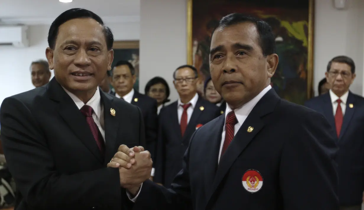 Ketua Umum Pengurus Pusat PBVSI, Imam Sudjarwo, saat pengukuhan dan pelantikan di Gedung KONI, Jakarta, Kamis (28/2). Imam Sudjarwo terpilih kembali sebagai ketua untuk periode 2018-2022. (Bola.com/Yoppy Renato)