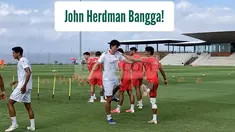Mitchell Baker bergabung dalam pemusatan latihan Timnas Indonesia menjelang Piala AFF 2026, usai disumpah sebagai WNI. Pelatih John Herdman bangga dengan komitmen pemain 19 tahun tersebut yang memilih membela Indonesia. Menurutnya, Baker selalu menunjukkan semangat luar biasa dan memberikan kemampuan terbaik di setiap sesi latihan. Timnas Indonesia mematangkan persiapan di Bali United Training Center hingga pekan depan sebelum bertolak ke Bogor untuk laga perdana melawan Kamboja