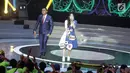 Aksi panggung Via Vallen (kanan) saat launching  Kompetisi Gojek Traveloka Liga 1 2018 di Studio 5 Indosiar, Jakarta, Senin (19/3). Via Vallen menyanyikan tiga lagu, di antaranya 'Sayang'. (Liputan6.com/Faizal Fanani)