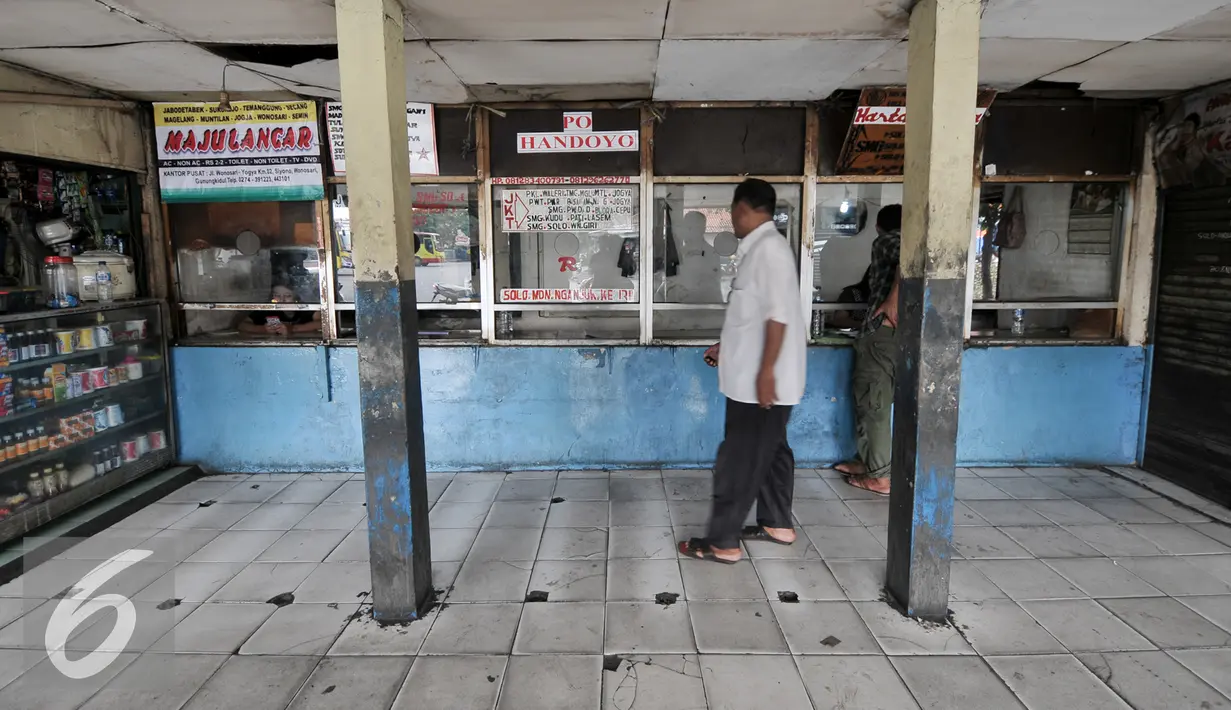Loket penjualan tiket bus AKAP di Terminal Pulogadung mulai sepi, Jakarta, Selasa (19/7). Sebelumnya, ada 20 plang PO bus AKAP diturunkan petugas karena seharusnya operasional mereka sudah berpindah ke Terminal Pulogebang. (Liputan6.com/Yoppy Renato)