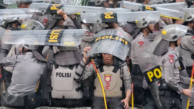 Jaga Aksi Hari Buruh Polisi Berlindung dengan Tameng Saat Hujan