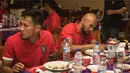 Yandi Sofyan bersama Alfonsius Kelvan (kanan) tampak menikmati makan malam memperingati hari jadi Bali United yang kedua. (Bola.com/Vitalis Yogi Trisna)