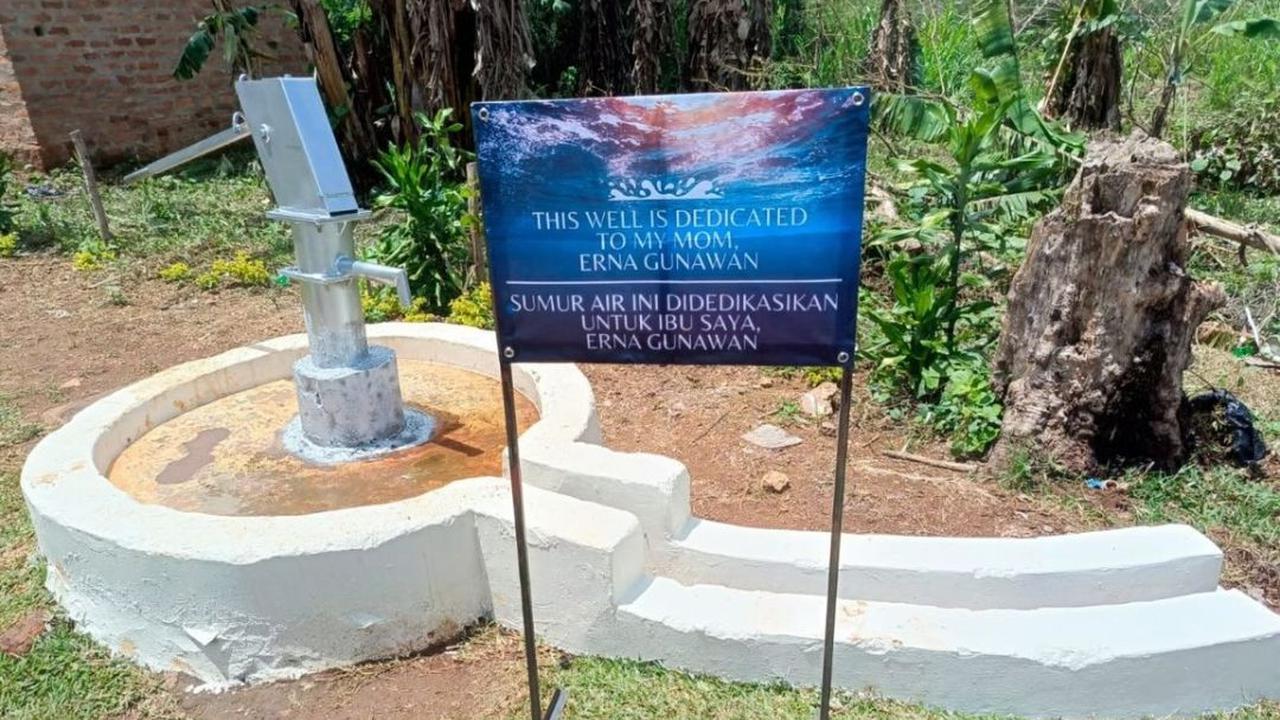 Ivan Gunawan juga membuat sumur air untuk kebutuhan air warga disana. Sumur ini dia dedikasikan untuk sang ibunda tercinta, Erna Gunawan.<br>