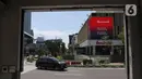 Kendaraan melintas di depan Gedung Sarinah pascarenovasi di Jakarta, Minggu (20/2/2022). Pusat perbelanjaan atau mal tertua di Indonesia itu akan dibuka untuk umum mulai 21 Maret 2022. (Liputan6.com/Herman Zakharia)