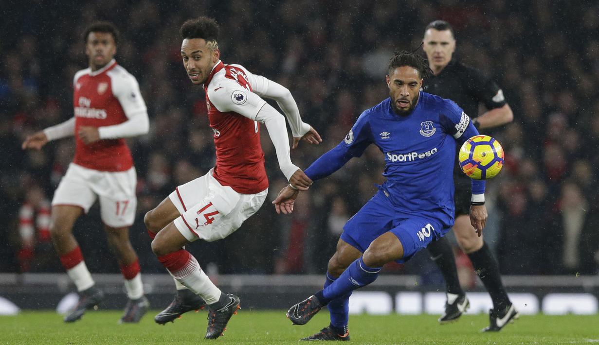 Aksi pemain Everton, Ashley Williams (kanan) berebut bola dengan penyerang Arsenal, Pierre-Emerick Aubameyang pada laga Premier League di Emirates Stadium, London, (3/2/2018). Arsenal menang 5-1. (AP/Alastair Grant)