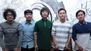 Syuting video klip lagu berjudul Tak Punya Nyali dari album terbaru milik D'Masiv di Bebek Renon, kawasan Bintaro, Jakarta Selatan, Rabu (6/9). Dalam penggarapannya ini, disutradarai Dimas Bojonegoro. (Deki Prayoga/Bintang.com)