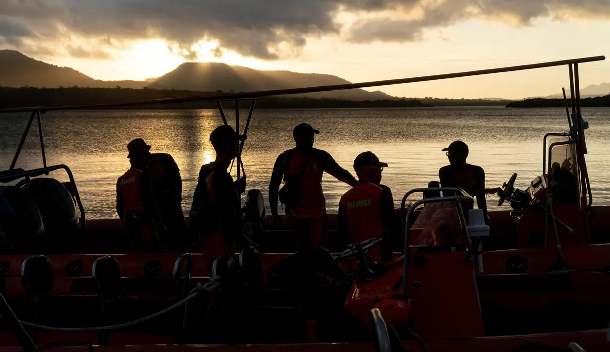 PT ASDP Indonesia Ferry (Persero) dalam pernyataan resminya mengonfirmasi bahwa KMP Tunu Pratama Jaya membawa 65 orang, terdiri dari 53 penumpang dan 12 kru kapal, serta 22 unit kendaraan. (Dicky Bisinglasi/AFP)