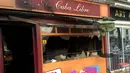 Kaca sebuah bar yang hancur akibat ledakan di Rouen, Prancis, (6/8). Sejumlah media lokal melaporkan, tengah digelar pesta ulang tahun di bar tersebut saat ledakan terjadi. Para korban dilaporkan berusia antara 18-25 tahun. (REUTERS/Clotaire Achi)