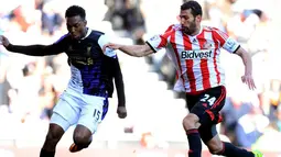 Daniel Sturridge duel dengan Carlos Cuellar pada pertandingan Sunderland vs Liverpool di Stadion of Light, Sunderland (29/09/2013). (AFP/Andrew Yates)