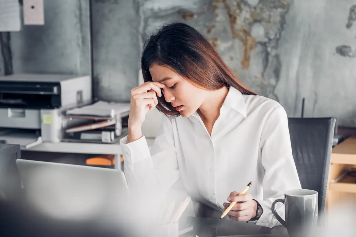 perempuan stres bekerja