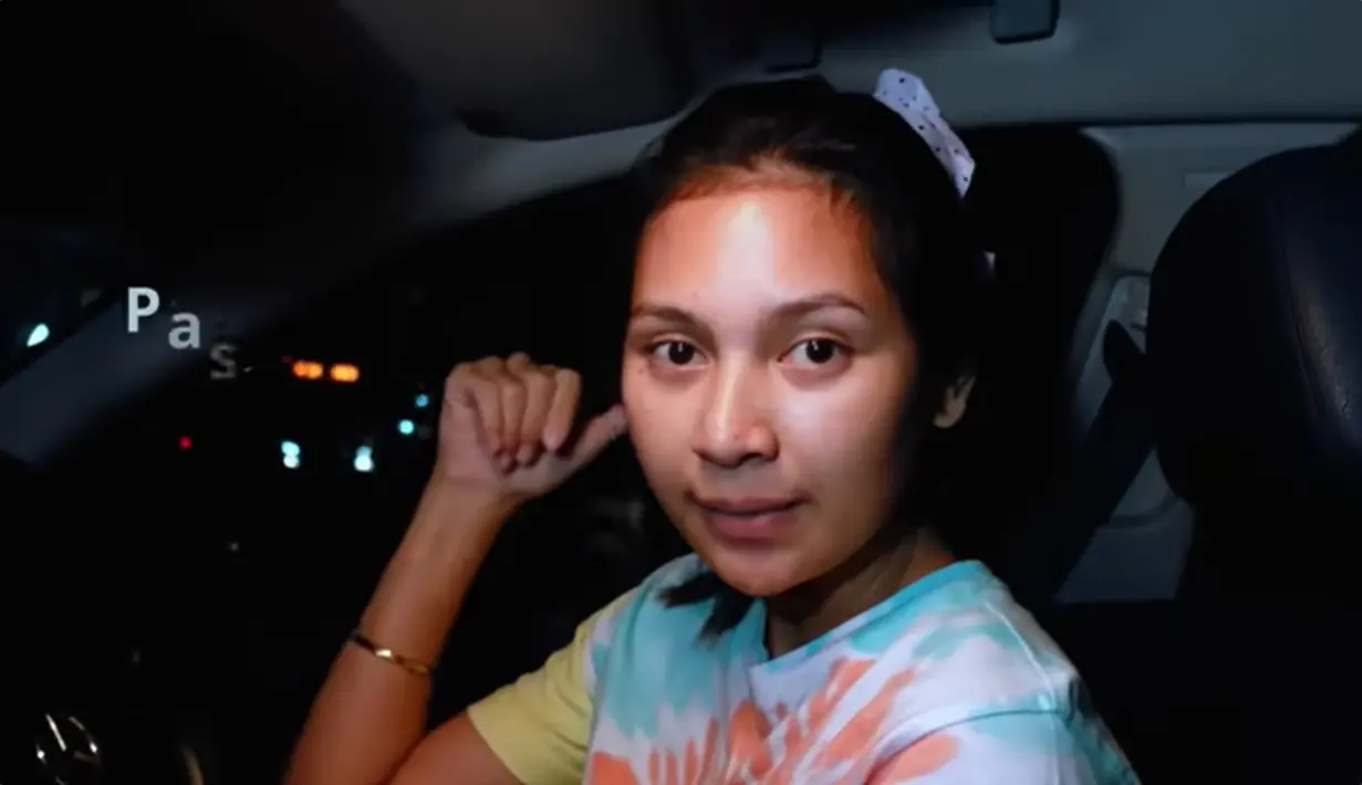 "Di belakangku ini ada Pasar Clilitan, karena aku akan membeli berbagai macam lauk, berbagai macam ikan-ikan buat adik Bai karena sudah habis dan kebetulan aku belum sempat ke supermaket, jadi kayak oh jam 11," kata Indah di dalam mobil seperti dilansir dari kanal Indah Permatasari. [Youtube/Indah Permatasari]
