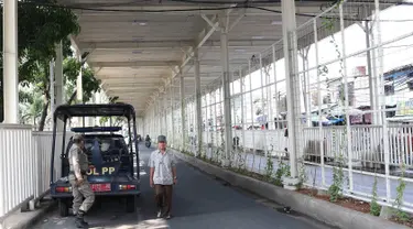Personel Satpol PP berjaga di bawah skybridge Tanah Abang, Jakarta, Selasa (8/1). Penjagaan tersebut dilakukan untuk mencegah PKL yang berjualan di sekitar Stasiun Tanah Abang. (Liputan6.com/Immanuel Antonius)