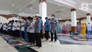 Peserta melaksanakan Sholat saat mengikuti kegiatan Pesantren Kilat Ramadhan di Masjid Agung Sunda Kelapa, Menteng, Jakarta, Minggu (10/4/2022). Sebanyak 200 peserta yang terdiri dari kaum dhuafa dan yatim piatu mengikuti kegiatan Pesantren Kilat Ramadhan. (Liputan6.com/Herman Zakharia)