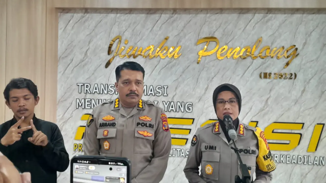 Kabid Dokkes Polda Lampung, Kombes Mardi Sudarman didampingi Kabid Humas Polda Lampung, Kombes Pol Umi Fadillah Astutik saat jumpa pers di Mapolda setempat. Ist