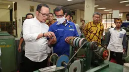 Dalam kunjungan kerja ke Makassar, Menteri Ketenagakerjaan (Menaker) M. Hanif Dhakiri mengunjungi sebuah pabrik dan berdialog dengan para Buruh