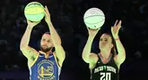 Untuk pertama kalinya, NBA All Star mempertemukan juara kontes tiga poin NBA 2023 Steph Curry melawan juara kontes tiga poin WNBA 2023 Sabrina Ionescu.  Kompetisi ini merupakan bagian dari rangkaian NBA All Star 2024 yang berlangsung di Gainbridge Fieldhouse, Indianapolis, Amerika Serikat, Minggu (18/2/2024) pagi WIB.  Pertandingan diawali oleh Sabrina Sabrina Ionescu yang berhasil mengumpulkan 26 poin.  Setelah itu, Stephen Curry mengikuti kontes menembak tiga angka.  Pemain Golden State Warriors itu mencatatkan 29 poin saat mengalahkan Sabrina.  (Kolase foto: AFP/Getty Images/Stacy Revere)