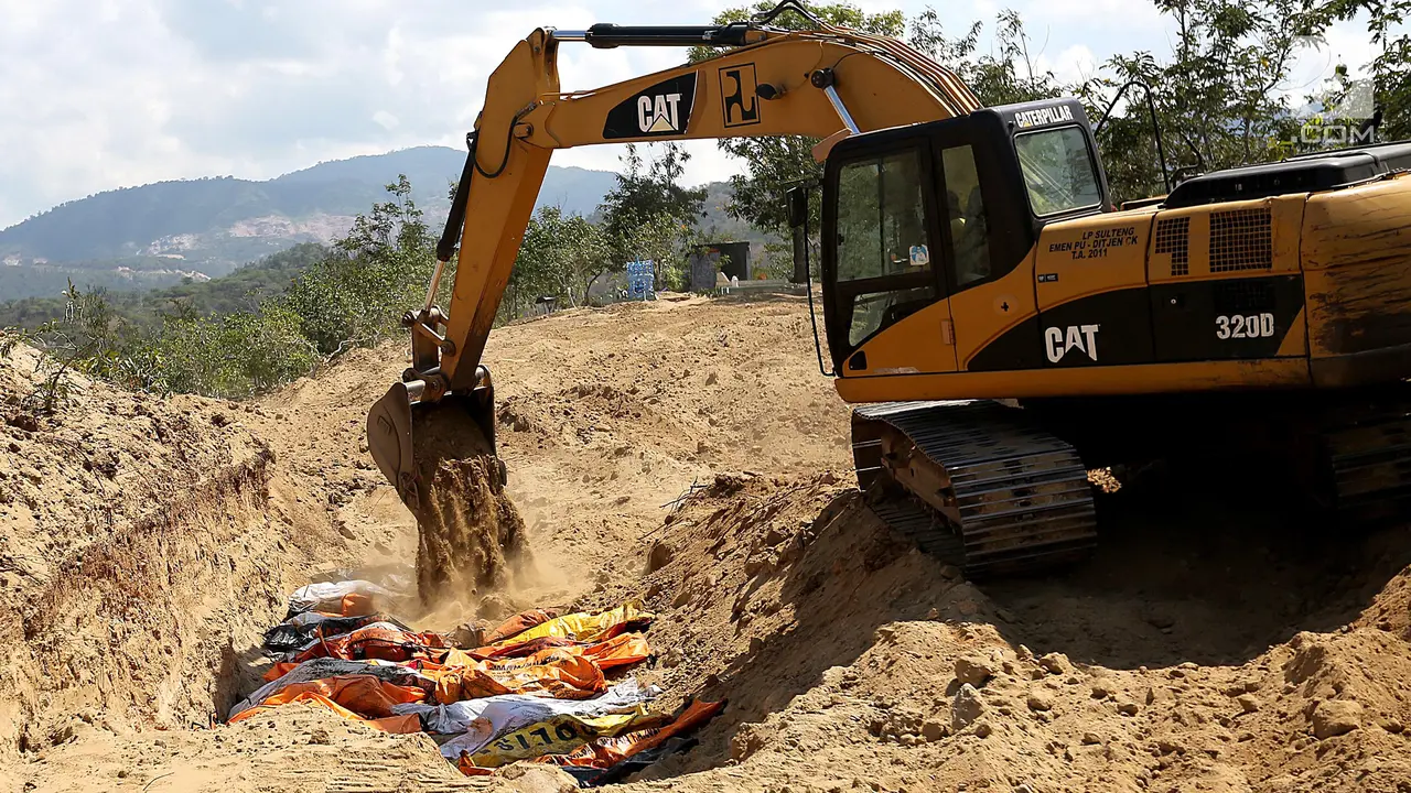 Dibantu Eskavator, Puluhan Korban Gempa Tsunami Palu Dimakamkan Massal