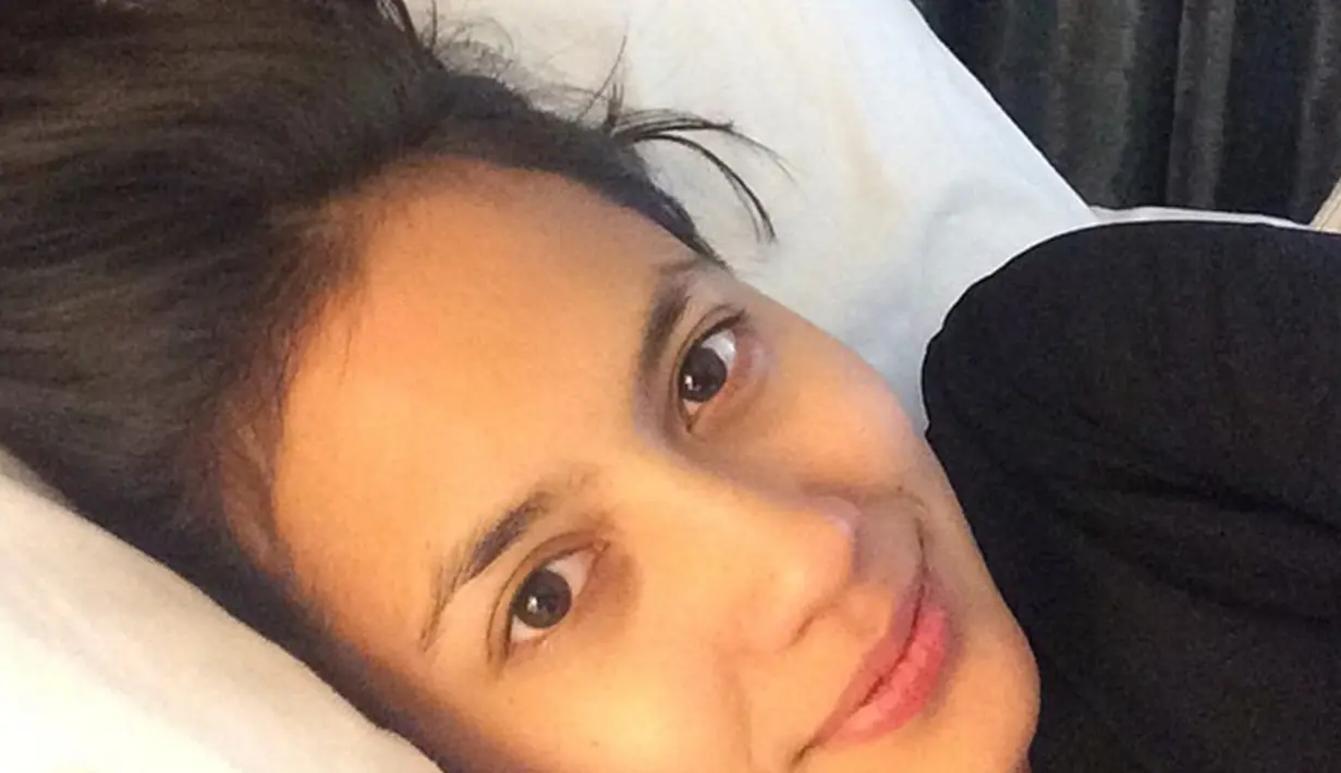 Gaya penampilan Pevita Pearce selalu berhasil menyita perhatian publik. Seperti potret tampil naturalnya yang bikin banyak orang jatuh hati. Pevita Pearce yang tampil dengan muka bantal ini masih tetap terlihat cantik memesona. (Liputan6.com/IG/@pevpearce)