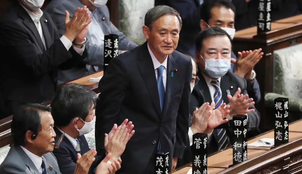 Yoshihide Suga berdiri setelah terpilih sebagai Perdana Menteri Baru Jepang di majelis rendah parlemen di Tokyo, Rabu (16/9/2020). Parlemen Jepang pada Rabu (16/9) resmi memilih Yoshihide Suga sebagai perdana menteri pengganti Shinzo Abe yang mundur karena sakit. (AP Photo/Koji Sasahara)