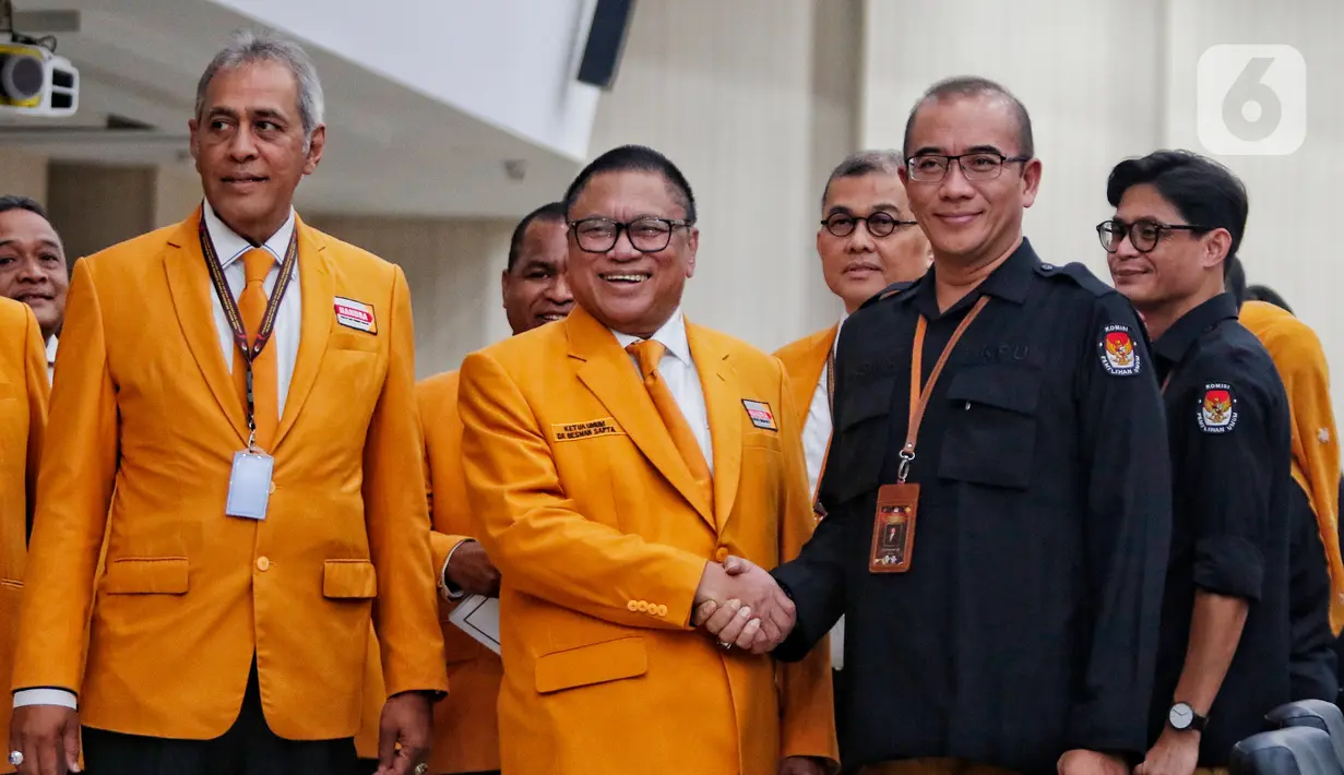 Ketua KPU RI Hasyim Asyari bersama komisioner KPU saat menyambut kedatangan Ketua Umum Partai Hanura Oesman Sapta Odang dan kader partai di Kantor KPU RI, Jakarta, Rabu (10/5/2023). (Liputan6.com/Angga Yuniar)