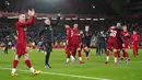 Pelatih Liverpool U-23 Neil Critchley (kedua kiri) merayakan dengan para pemainnya setelah memenangkan mengalahkan Shrewsbury Town pada pertandingan ulang babak keempat Piala FA di Anfield Stadium, Liverpool, Inggris, Selasa (4/2/2020). Liverpool menang 1-0. (AP Photo/Jon Super)