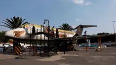 Pesawat McDonnell Douglas DC 9-14 yang disulap menjadi perpustakaan virtual, Meksiko (14/3). Pesawat ini diubah menjadi perpustakaan untuk melayani pengunjung mencari pengetahuan dan informasi melalui komputer dan buku. (Reuters/Henry Romero)