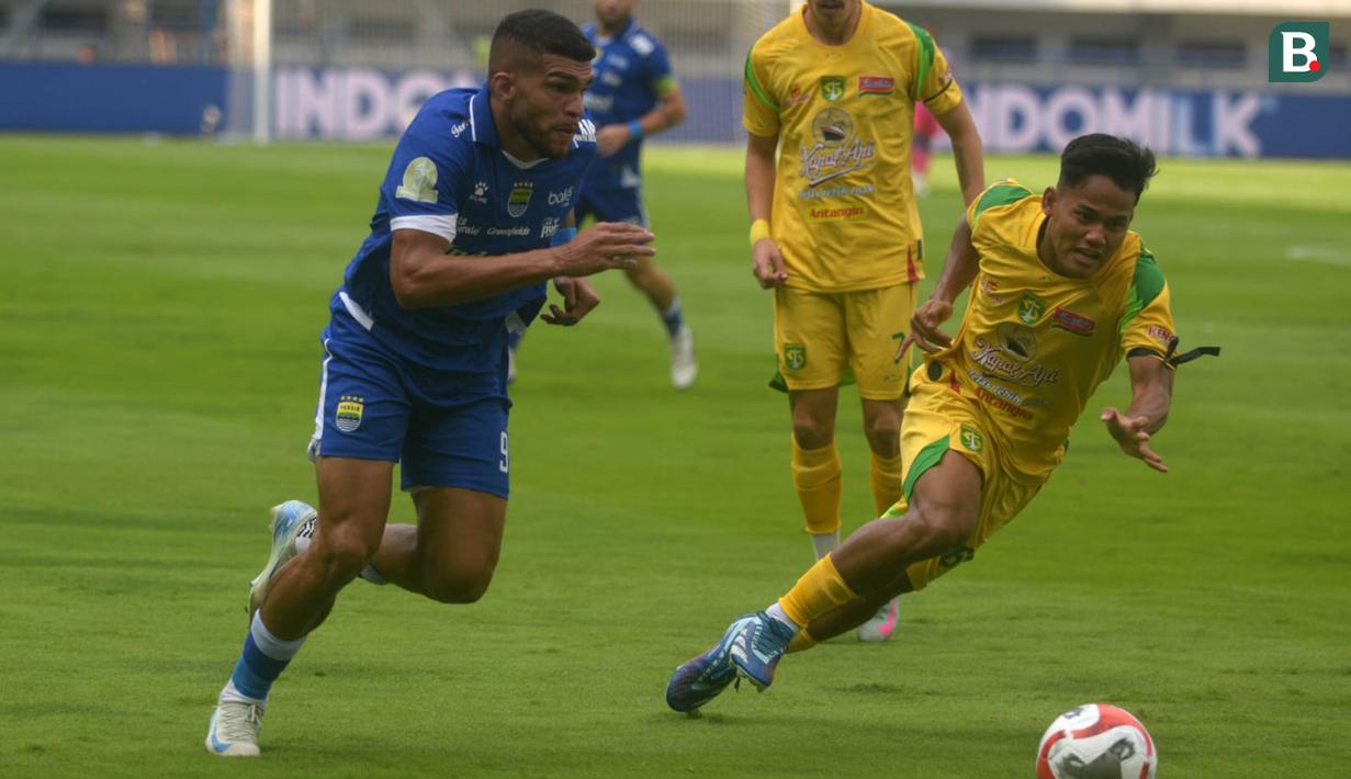 Skor 1-0 bertahan hingga wasit membunyikan peluit panjang tanda akhir pertandingan. Hasil tersebut membuat Persib Bandung menempati urutan kelima klasemen sementara BRI Super League. (Bola.com/Erwin Snaz)