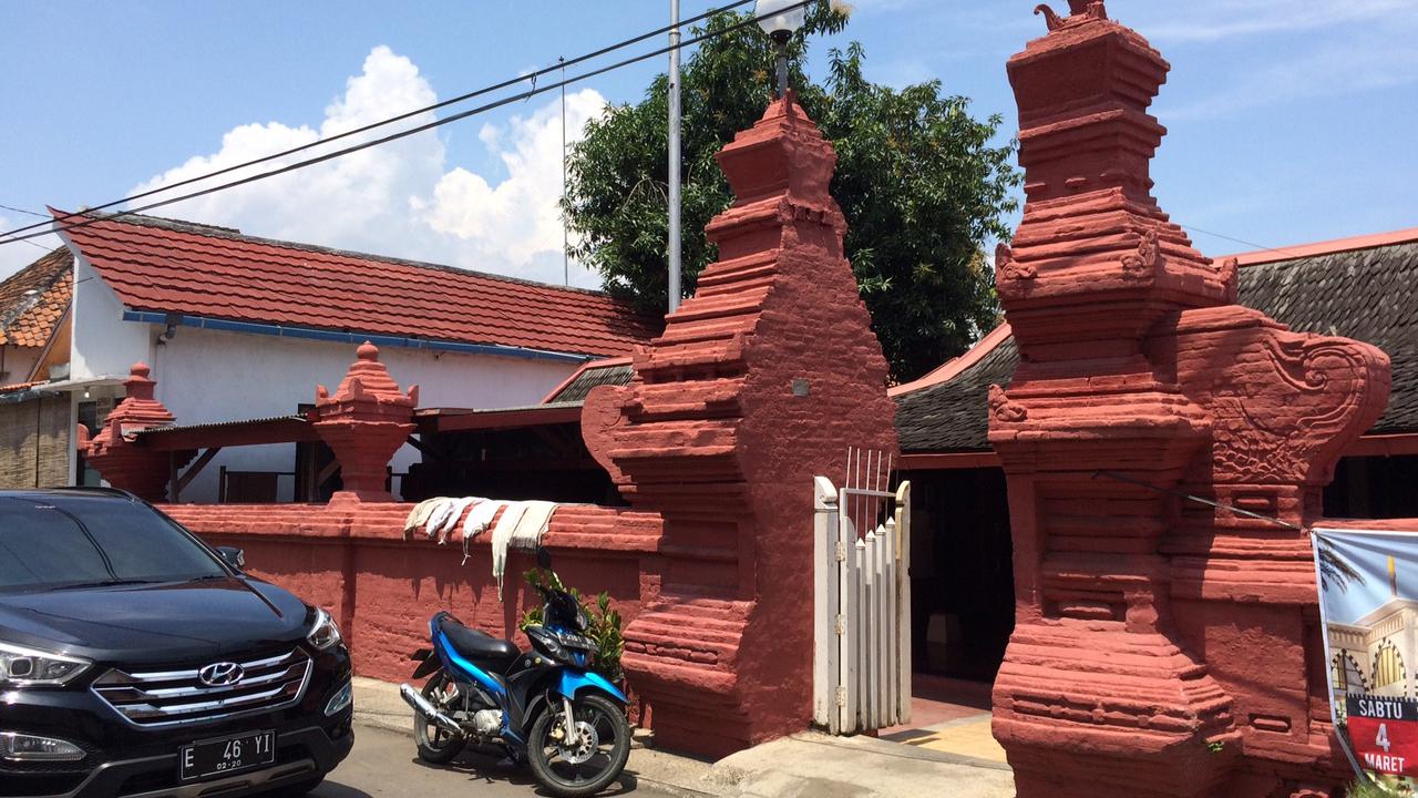 Masjid Merah Panjunan, Kolaborasi Cantik Arab-Tiongkok di Cirebon