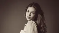 Barbara Palvin Pamer Baby Bump Lewat Lingerie Vintage Victoria's Secret