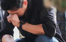 6 Potret Darius Sinathrya Menangis di Pemakaman Sang Ayah yang Meninggal di Hari Ulang Tahunnya, Ada Donna Agnesia Setia Menemani