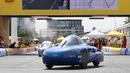 Mobil hemat energi dari tim La joliverie Polytech Nantes melaju di arena balap saat final European Drivers World Championship Shell Make the Future Live di London (28/5). (Bob Martin / Shell via AP Images)