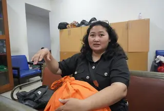 Angie menjalani pekerjaan sebagai seorang caregiver. (Liputan6.com/Winda Nelfira)