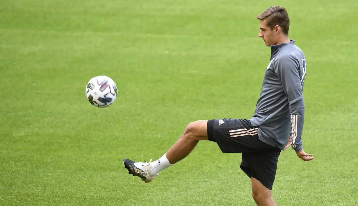 Pemain Timnas Jerman, Florian Neuhaus, saat mengikuti sesi latihan jelang berlaga di UEFA Nations League di Stuttgart, Jerman, Rabu (3/9/2020). Jerman akan berhadapan dengan Spanyol. (AFP/Thomas Kienzle)