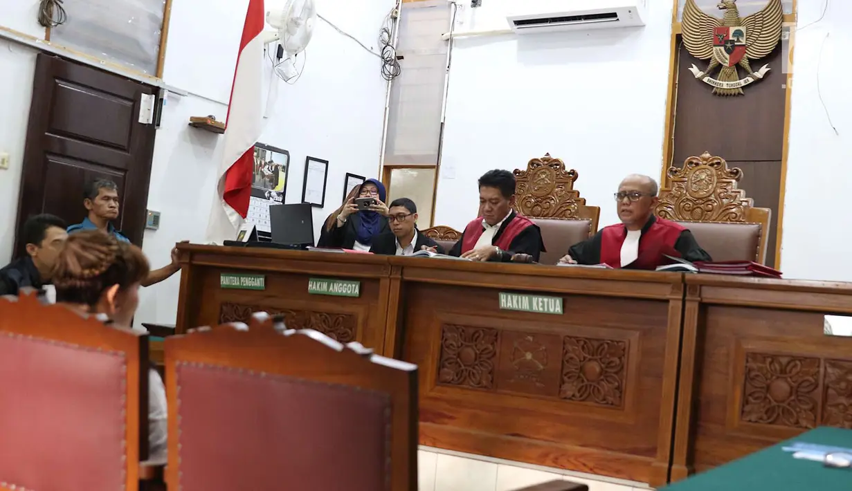 Ketua Majelis Hakim, Ahmad Guntur memimpin jalannya sidang lanjutan kasus narkoba yang menjerat Roro Fitria di PN Jakarta Selatan, Kamis (5/7). Sidang kedua tersebut beragendakan pembacaan nota keberatan atau eksepsi. (Liputan6.com/Immanuel Antonius)